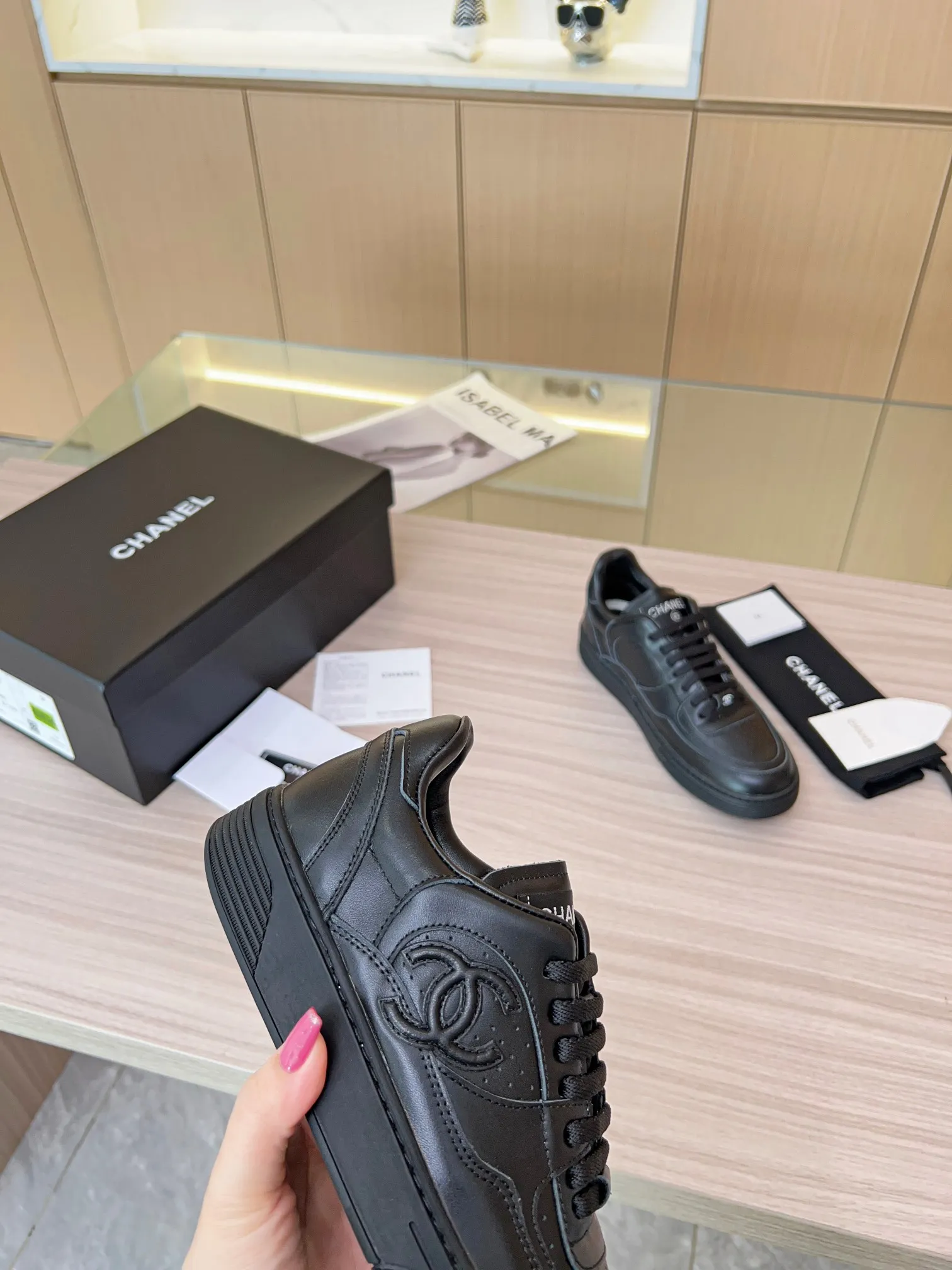 👟👟Ex-factory price 520👟👟 Chanel Grandma's latest model, full leather, panda color, white shoes, casual sports shoes, skateboard shoes, original purchase and development, production, Xiaoxiang C Home, another super hot model in the counter, loved by Internet celebrity bloggers and ladies, various praises on social platforms, super popular, high quality, breathable, super spring and summer, seeing this issue always arouses girls' inner desire for fashion. The latest suede material, classic black and white color scheme, fashionable on the feet, easy to care for. Fabric: Original custom imported cowhide material. Lining: Customized soft sheepskin lining. Sole: Original molded TPU non-slip outsole. Bottom thickness: 2.5CM. Size: Women's 35-40.